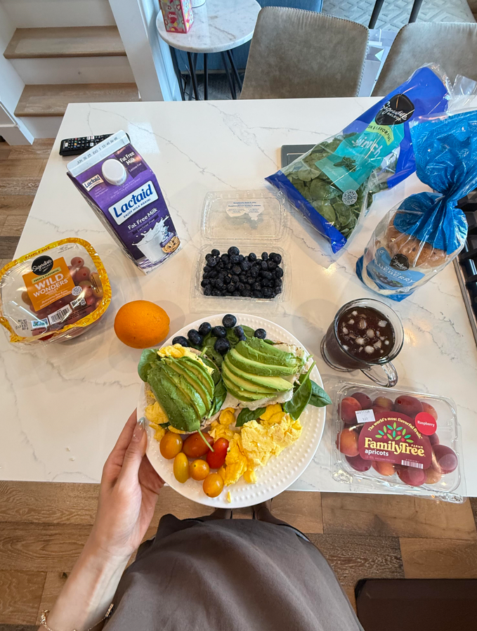 __Kedia's tweet photo. The ritual of Sunday morning starts with highquality supplies including bagels avocados and scrambled eggs With a balanced and nutritious diet start the day with healthy food and welcome the new week 💪 # Healthy Breakfast 
#HealthyBreakfast #SundayMorning #BalancedNutrition https://t.co/5KR6dUnsvi