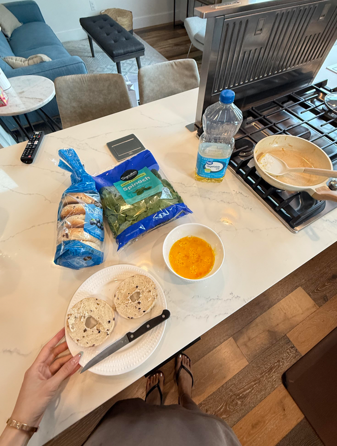 __Kedia's tweet photo. The ritual of Sunday morning starts with highquality supplies including bagels avocados and scrambled eggs With a balanced and nutritious diet start the day with healthy food and welcome the new week 💪 # Healthy Breakfast 
#HealthyBreakfast #SundayMorning #BalancedNutrition https://t.co/5KR6dUnsvi