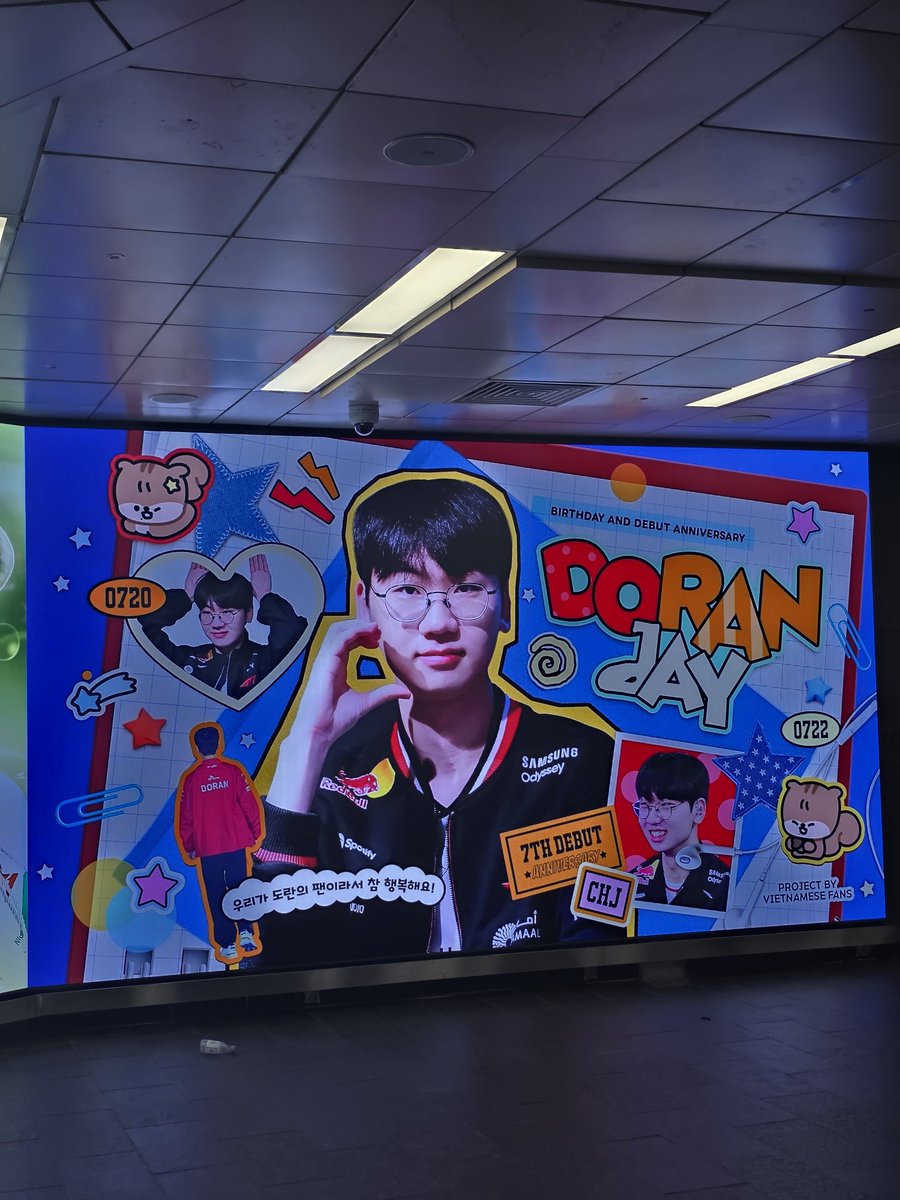 jiyulnim124835's tweet photo. 오늘 최종 목적지 도착 홍대입구역
도란선수 생일광고 인증샷 찍고 갑니다
#Doran #도란
@doranieeee https://t.co/9bpt77o2eh