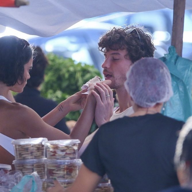 HeyShawnBRA's tweet photo. shawn mendes comendo tapioca e bebendo caldo de cana em uma feira de domingo não estava no meu bingo card https://t.co/dlfADbjgC8