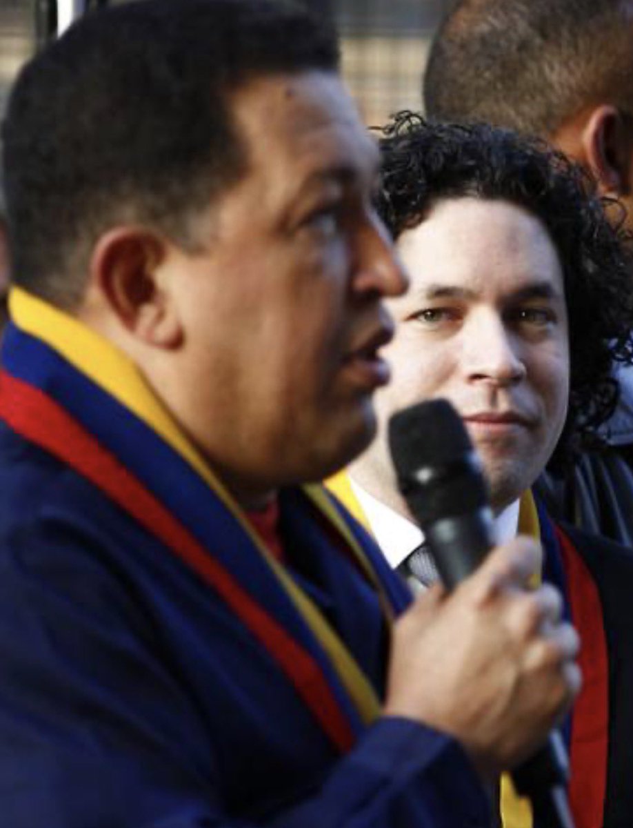 patriayo's tweet photo. Qué vergüenza , después q viajó el mundo entero con plata de todos los Venezolanos , hacía conciertos el mismo día y hora q masacraban a nuestros estudiantes ahora ? Es la madre Teresa? No me jodan! #DudamelEsChavista https://t.co/pVcC10oGDb