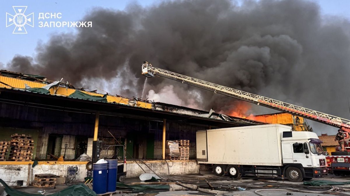 EuromaidanPress's tweet photo. Russia launched a mass drone attack on Ukraine’s Zaporizhzhia overnight, injuring at least two people and igniting fires across the city.

Strikes set ablaze a furniture factory warehouse, industrial buildings, a university building, a residential roof, garages, and other civilian structures. Homes nearby were also damaged by blast waves and shrapnel.

Firefighters were repeatedly forced to take shelter as the threat of follow-up Russian strikes complicated efforts to extinguish the fires. All blazes have now been brought under control.

📷Ukraine’s State Emergency Service