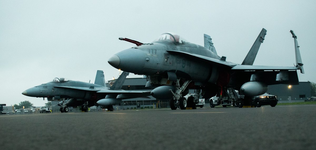 LandonLyons3's tweet photo. Canadian F-18s at #thunderovermichigan. A bit ironic since the Canadian Wildfires are currently trying to smoke us out https://t.co/0GrANlKKUO