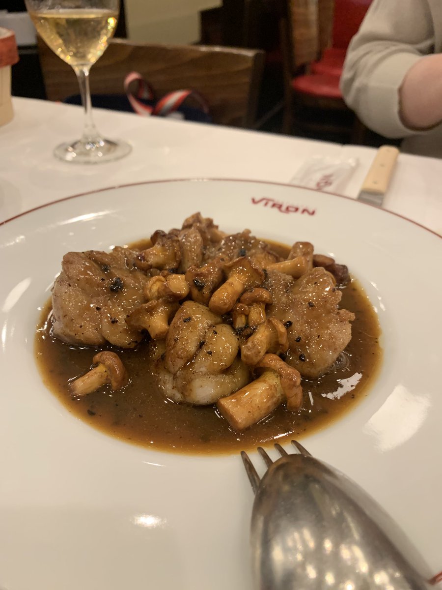 noriyox's tweet photo. 大人になると消えてしまう部位という仔牛を。
なにその胸キュン部位…
ミルキーなお肉って言われて、ん？ミルキー？って思ったけど、ほんとにミルキーだった〜そしてキノコとトリュフの芳醇な香り〜
もう1品メインを頼もうとしたけど、デザート辿り着けなそうでまた今度😉久しぶりの夜VIRON大満喫！ https://t.co/ocI1iIFsPB