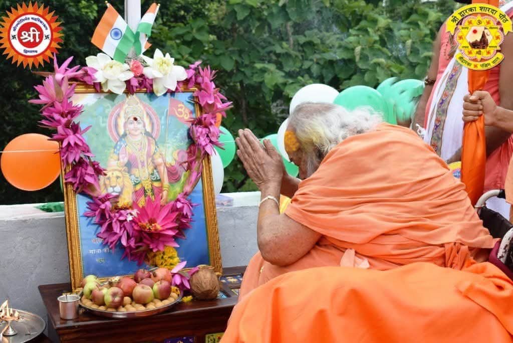 SaffronAdvocate's tweet photo. With due respect, the picture below  Jagadguru Shankaracharya “Dharma Samrat” Sri Swaroopananda Saraswati Swamiji offering worship to Bharat Mata. https://t.co/M3Quhdq9ep