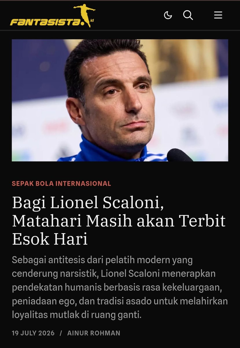 ainurohman's tweet photo. Jose Pekerman pernah menciptakan kontroversi besar karena menepikan kapten Inter Milan Javier Zanetti dalam skuad Piala Dunia 2006.  

Pekerman malah memanggil pemain Deportivo La Coruna yg sedang dipinjamkan ke West Ham United bernama Lionel Scaloni. 

Scaloni jelas bukan pemain starter. Tapi Pekerman membutuhkan Scaloni krn dia dikenal sebagai glue guy. Scaloni bisa memberikan keharmonisan di ruang ganti.

Scaloni memiliki kepribadian yg ceria, humoris, dan tidak menuntut menit bermain. Namun, dia siap mati2an di lapangan jika dibutuhkan.

Pekerman butuh pemain cadangan dgn mentalitas seperti ini untuk turnamen sekelas Piala Dunia.

Pada Piala Dunia 2006 itulah, Scaloni membangun hubungan personal yg pada masa depan mampu mengubah takdir sepak bola Argentina. 

Scaloni yang saat itu berusia 28 tahun bertemu dan menjadi pelindung emosional bagi seorang remaja pemalu berusia 18 tahun bernama Lionel Messi.

Tulisan agak panjang saya tentang perjalanan karier, visi sepak bola, dan filosofi hidup Lionel Scaloni. 

https://t.co/2PPjCyFOBq