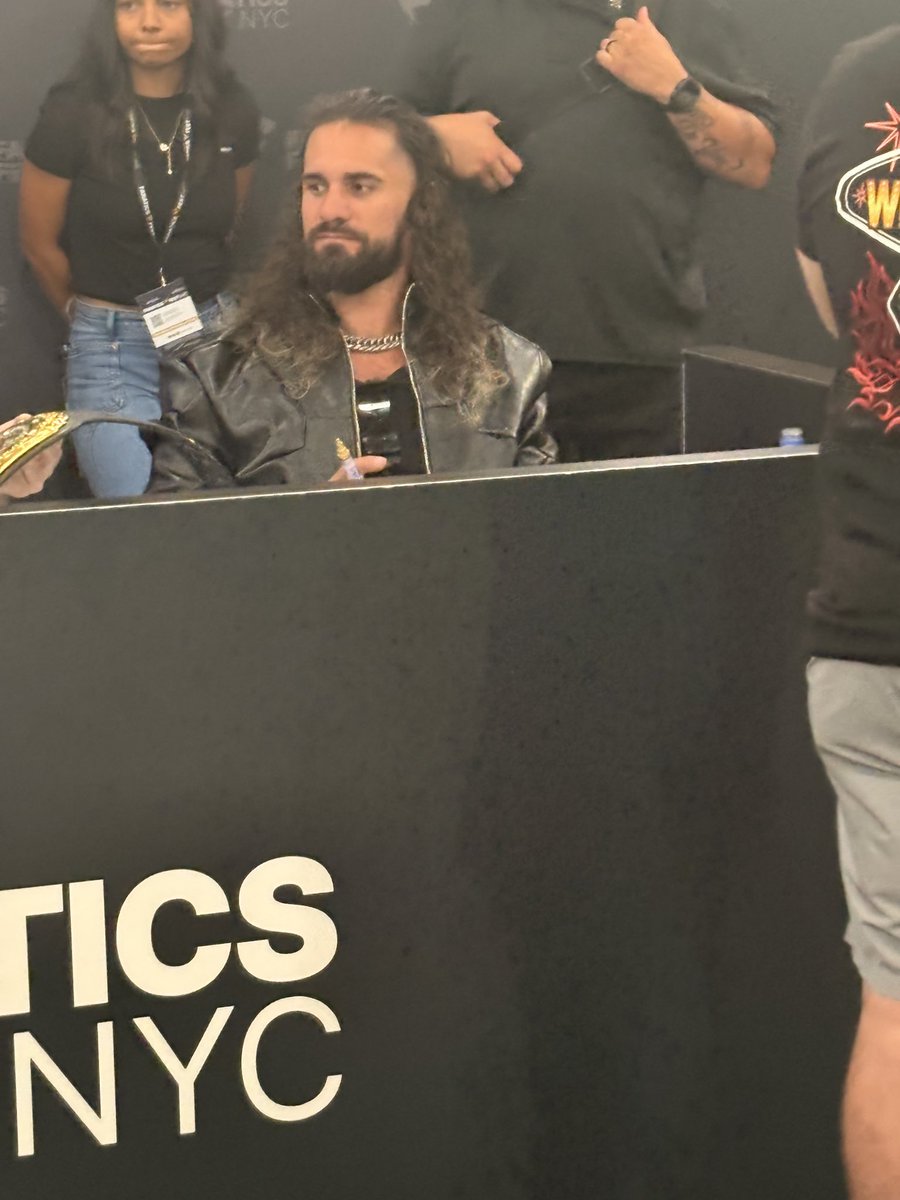 Denise_C96's tweet photo. Autograph complete he looks soo good…. #fanaticsfest #sethrollins https://t.co/n5Y4vzKNds