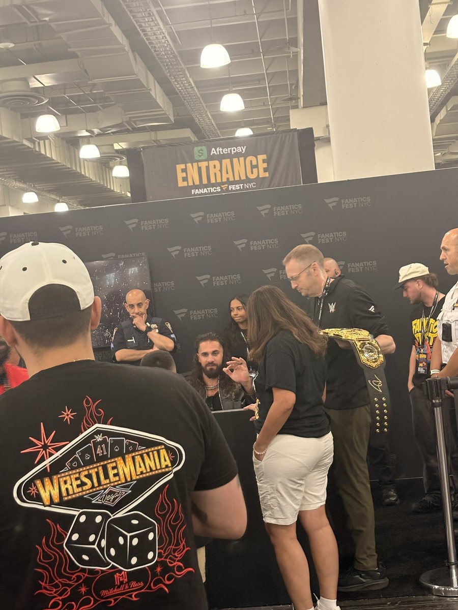 Denise_C96's tweet photo. Autograph complete he looks soo good…. #fanaticsfest #sethrollins https://t.co/n5Y4vzKNds