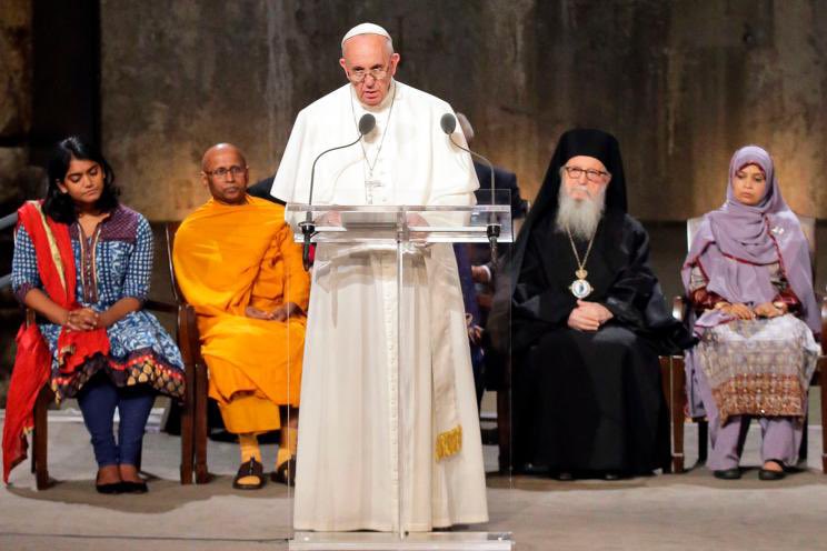 chadpostolico's tweet photo. Si yo fuera musulmán, sikh, hindú o budista, por las declaraciones de los papas recientes entendería que puedo seguir siéndolo y que todo estará bien.

No me enseñan el sentido de urgencia de conversión al evangelio. https://t.co/hyRkDFEbXV