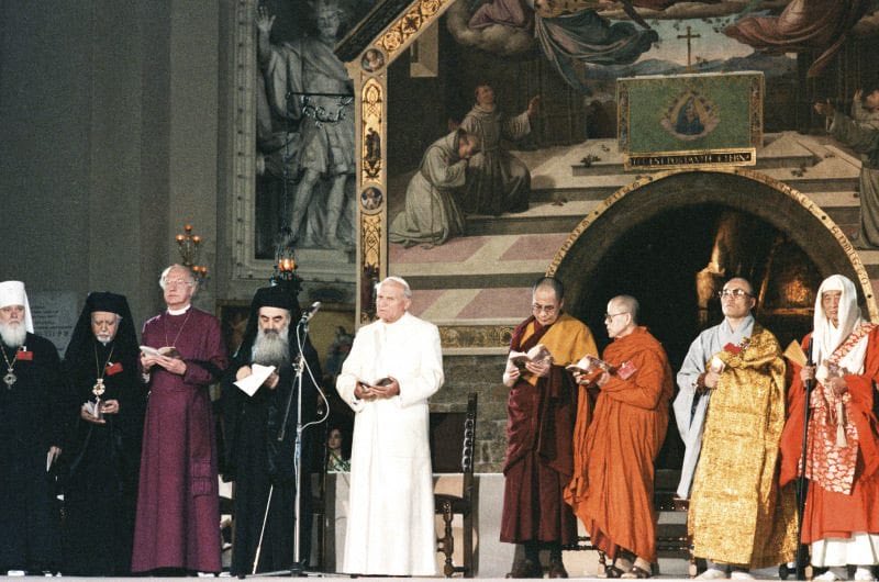 chadpostolico's tweet photo. Si yo fuera musulmán, sikh, hindú o budista, por las declaraciones de los papas recientes entendería que puedo seguir siéndolo y que todo estará bien.

No me enseñan el sentido de urgencia de conversión al evangelio. https://t.co/hyRkDFEbXV