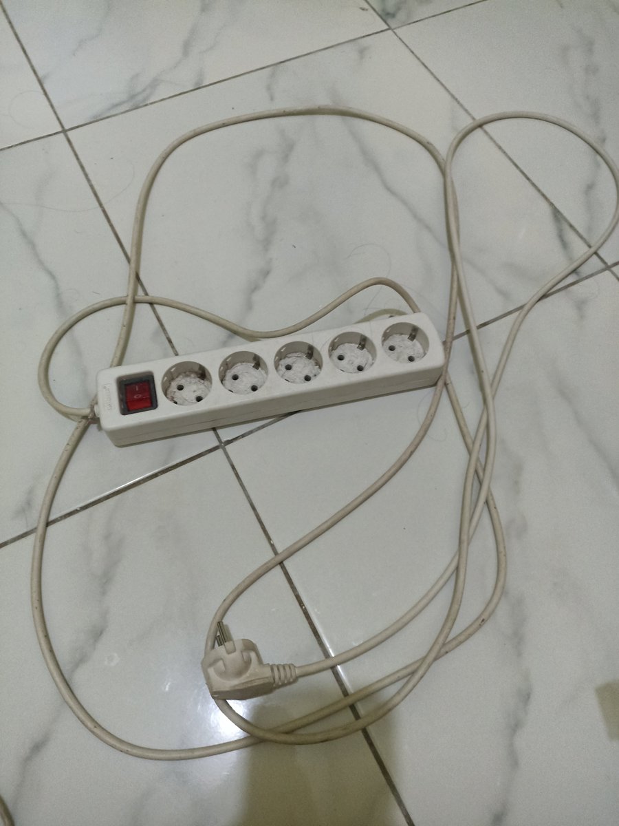 ncsyxx's tweet photo. @unicefess aku juga ada colokan kabel panjang, kalo ada yang minat boleh https://t.co/SxWVcjBsLD