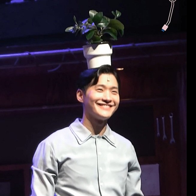 oohjikk's tweet photo. 막공마다 머리에 소품 올리고 진기명기쇼 보여주는 사람 = 정욱진 https://t.co/xCYsmNi4hJ