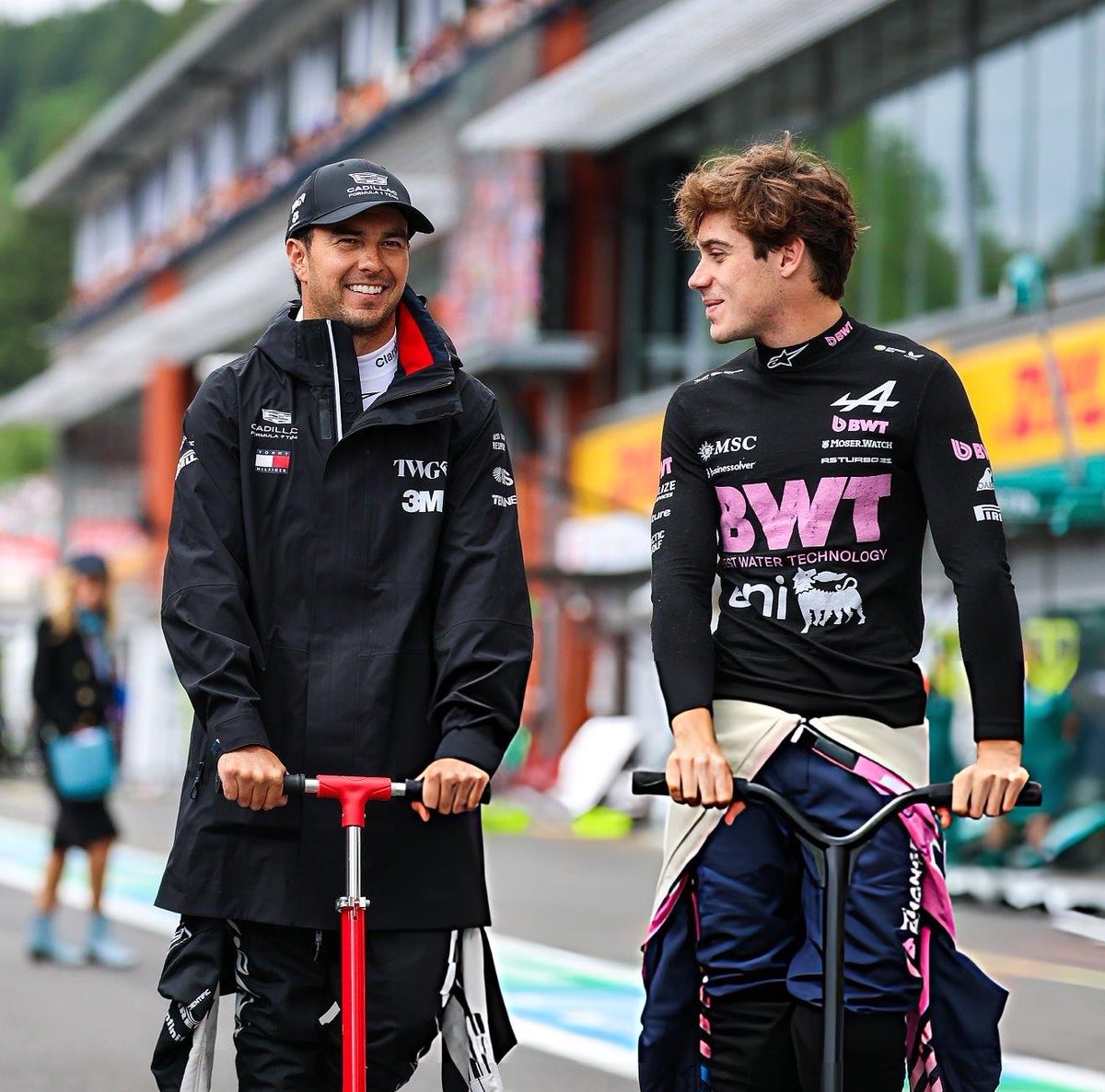 ma_fe79's tweet photo. Checo y Franco chismeando hasta en el scooter haha 🫶🏻✨

#BelgianGP https://t.co/ZhoYdfyVfJ