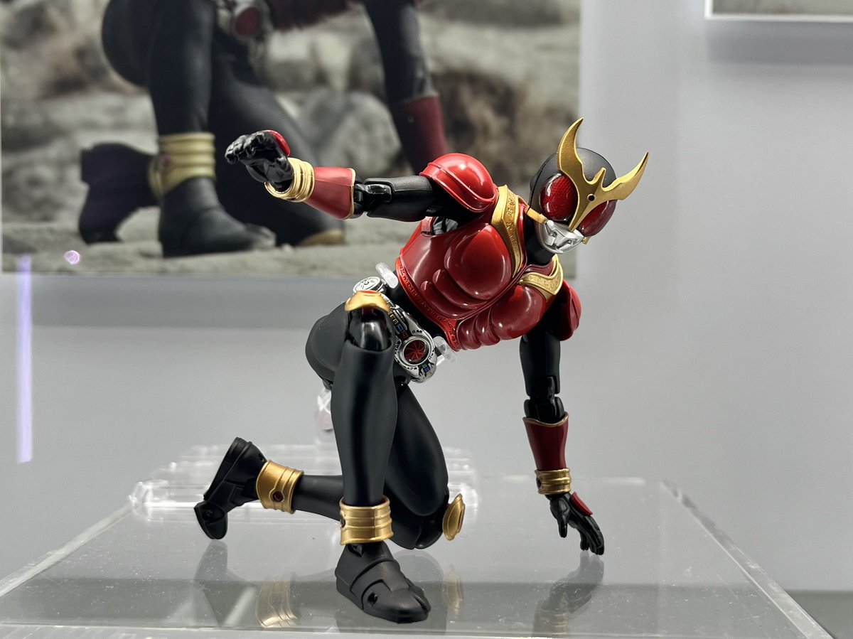 crossbone_ghost's tweet photo. トライチェイサーの抽選販売に当選したんでアキバまでお迎えに行ってきました！！
一緒にクウガと台座もね♡♡♡笑
写真も撮ってきたよー https://t.co/o8x3ralmEo