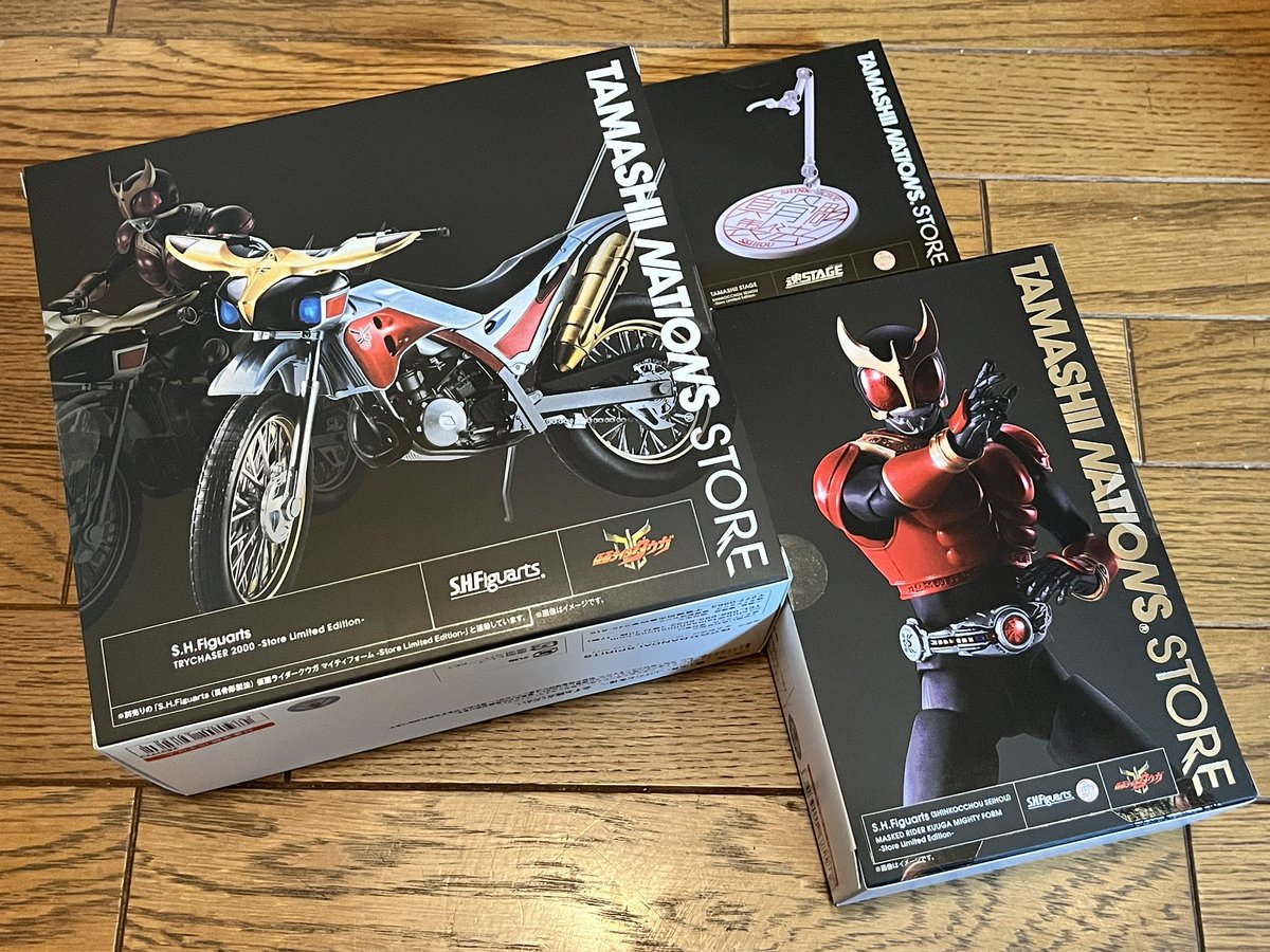 crossbone_ghost's tweet photo. トライチェイサーの抽選販売に当選したんでアキバまでお迎えに行ってきました！！
一緒にクウガと台座もね♡♡♡笑
写真も撮ってきたよー https://t.co/o8x3ralmEo