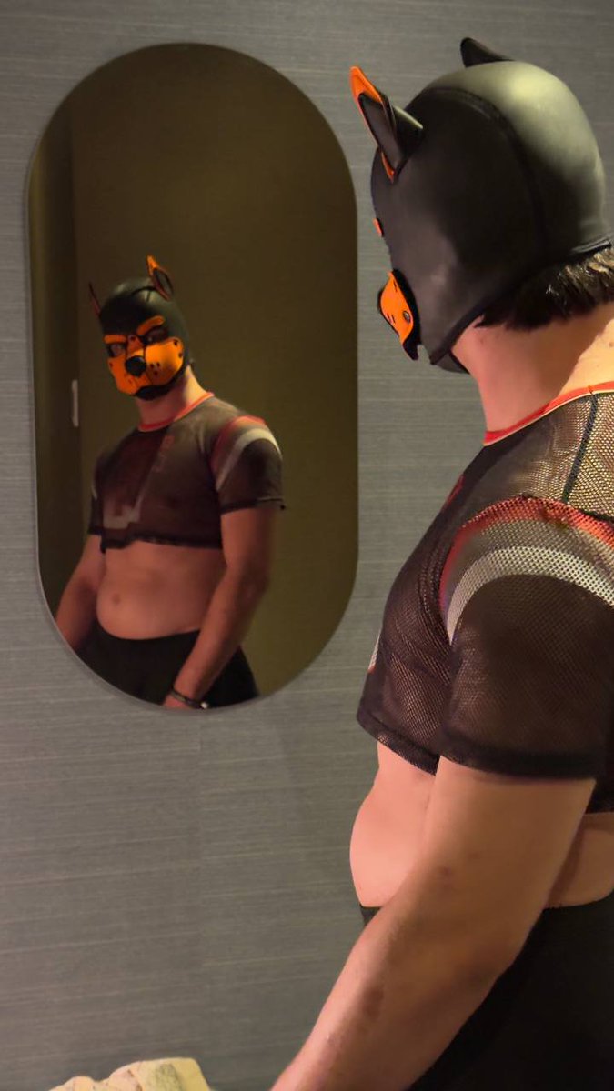 Mahra_Murr's tweet photo. Objects in mirror are just as pretty than they appear..
Also, orange puphood and skirt?

📸: @XaviMurr https://t.co/J75J3B9YKk