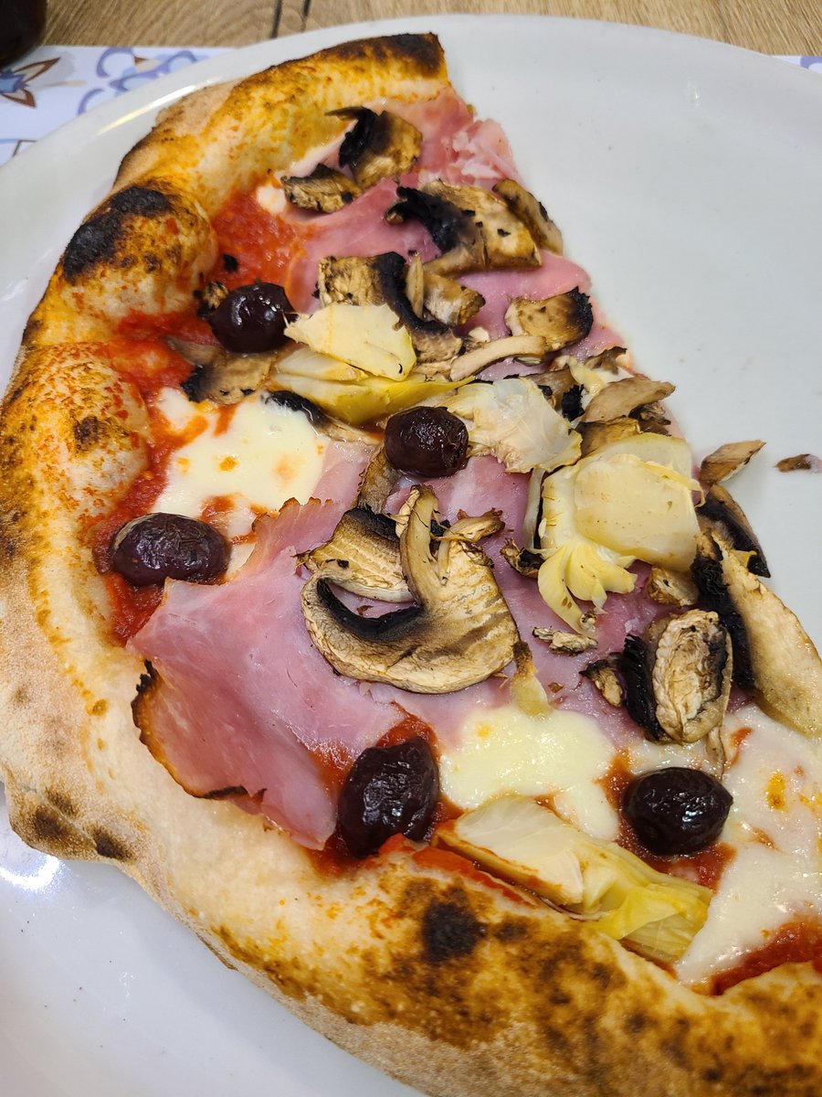 tra_live_'s tweet photo. パレルモ🇮🇹 おいしかったもの記録②

Osteria Pizzeria Re Borbone
Google Map 評価🌟4.4(1,840)

夜の11:30に入店。
お腹がペコペコではなかったので、
半分ずつにしたいと言ったら、最初から切って提供してくれた🥹有難い

ピザ1枚、コーラ×2  €21.5 https://t.co/krk3j5ugfP