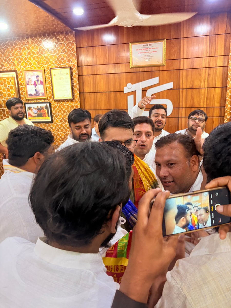 KapilMavi01's tweet photo. भाजपा युवा मोर्चा के नवनियुक्त प्रदेश अध्यक्ष श्री DrRohit Mishra  जी के गाजियाबाद प्रथम आगमन पर हिंडन के पास  स्वागत एव अभिनंदन किया। @BJP4India @BJP4UP @ghaziabad @Sahibabad55 https://t.co/iuXpIlmWRP