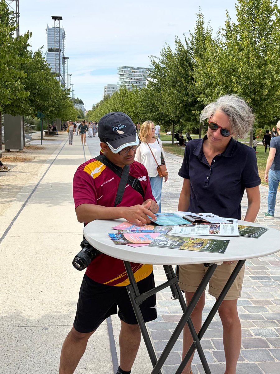 ACDelobelle's tweet photo. Une belle après-midi au parc Martin Luther King avec mes collègues @BourriaudPierre et @vanelrim275 pour aller à la rencontre des habitants et distribuer le programme Dix-sept été de la @Mairie17 avec l’ensemble des animations estivales. 
https://t.co/KfeulANCbg
@geoffroyboulard https://t.co/X22Bric1Ny