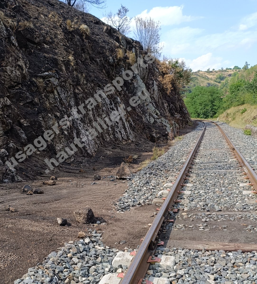 UsagersHtAllier's tweet photo. Exclusif : 3 coulées de boue coupent le trafic des trains 3 semaines entre Nîmes et Clermont.
Pas un éboulement comme le précise SNCF mais 3 coulées modestes provoquées par les incendies de Condres (Lozère) près de Chapeauroux et une nuit de pluie.
https://t.co/iQXwLMwORF https://t.co/8FItwthWqE
