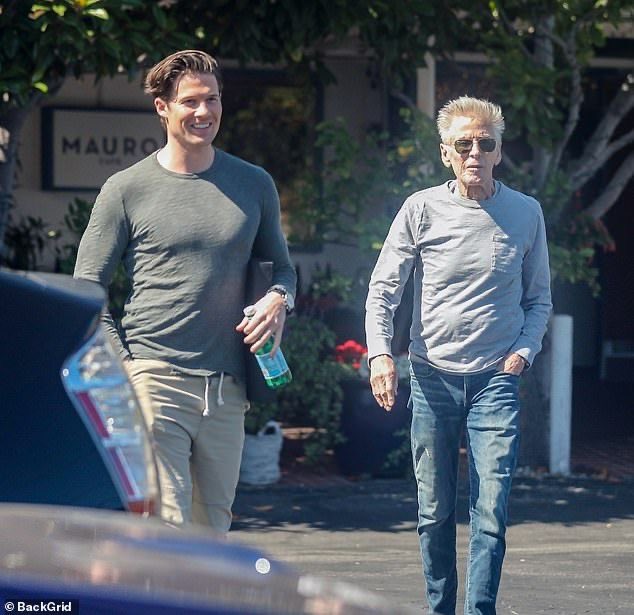 MichealTv01's tweet photo. Calvin Klein, 79, and boyfriend Kevin Baker, 34, enjoy lunch date in Hollywood https://t.co/JDqggDe9G5