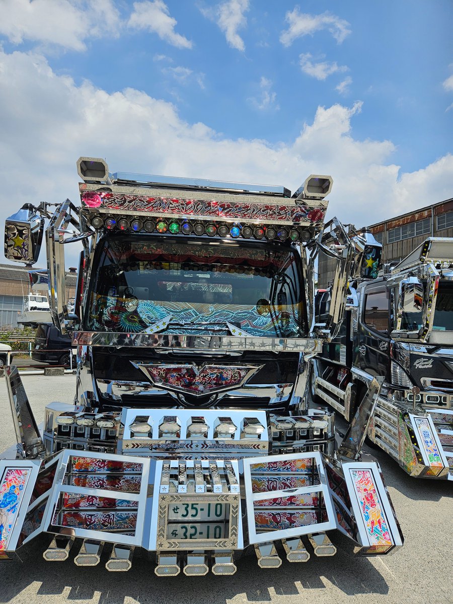 12a08Light's tweet photo. ファープレーンナイト楽しかったよぉー！マジでお祭りだったなぁ…！
写真は会場内にあったデコトラ、昼と夜とでまた違う綺麗さで良き…✨
#fpn19
#ファープレーンナイト https://t.co/eMTACulIrg