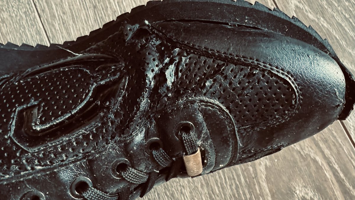 wilfredvdorsten's tweet photo. Jammer dat zulke kwaliteits schoenen er na 2 keer kort dragen er zo uitzien 😔 @cruyffsports #Cruyffschoenen https://t.co/k8ZyNzHlCs