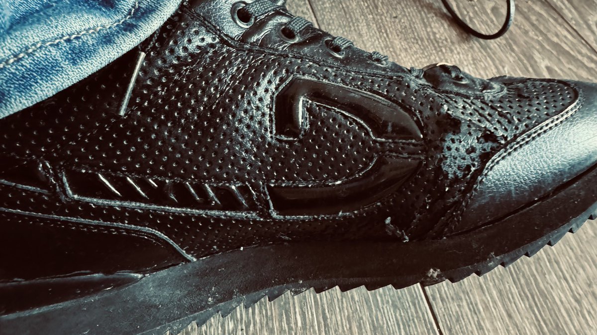 wilfredvdorsten's tweet photo. Jammer dat zulke kwaliteits schoenen er na 2 keer kort dragen er zo uitzien 😔 @cruyffsports #Cruyffschoenen https://t.co/k8ZyNzHlCs
