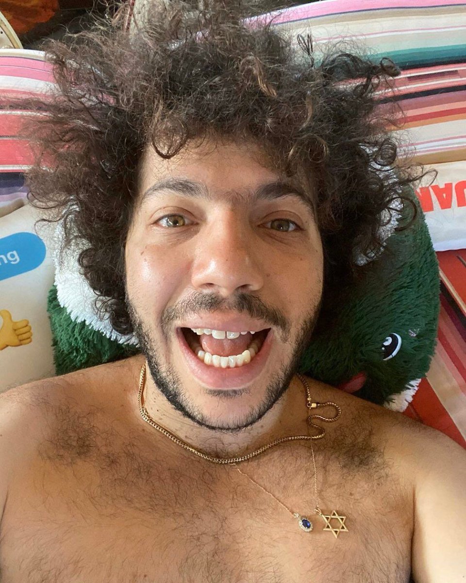 SheIsLennyPenny's tweet photo. Yo, can we talk about Benny Blanco’s toxic vibe? Dude’s out here bullying peers &amp; throwing shady digs at others’ businesses like it’s a hobby. And don’t get me started on those cringe jokes and sketchy hygiene. #PR #Gomez #boyfriend #relationships #Selena https://t.co/ESPuOTcAV4