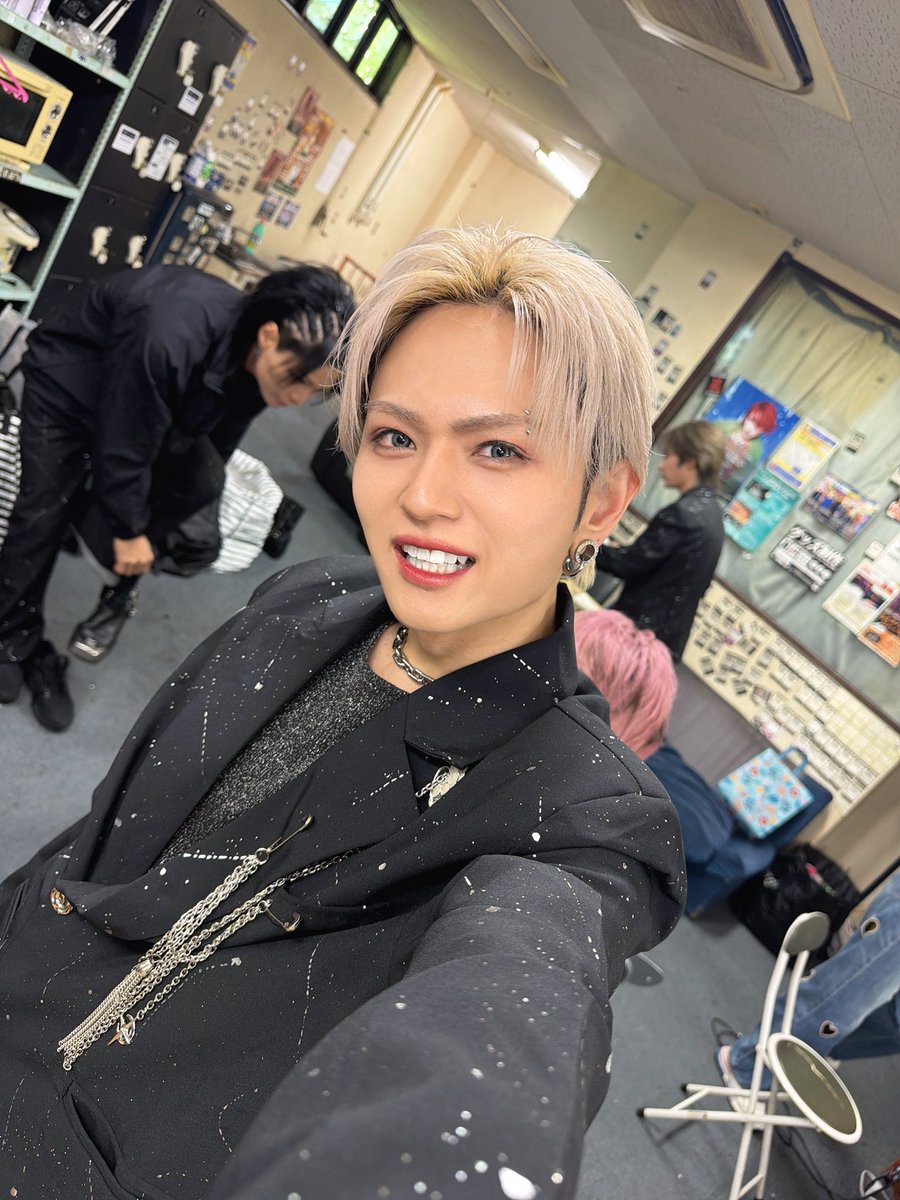 vr_ruimaru's tweet photo. 生誕祭ありがと❤️‍🔥ハッピーバースデー、るいまる🎂自分の中から湧き出る言葉や音楽を、こんなにも愛してくれるメンバーとDreamerに出会えたことが、人生でいちばんの宝物です。これからも4人で、愛を込めて、どこまでも進んでいきます。Dreamer、一緒に夢を叶えていこう。どこまでも着いてきてね🤭 https://t.co/OBajjhjddH