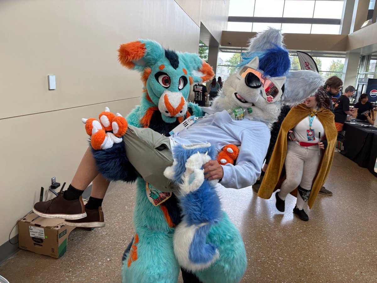 Rukagen23's tweet photo. Going to ocomicon was pretty sweet!:3 https://t.co/20cgNFTJPi