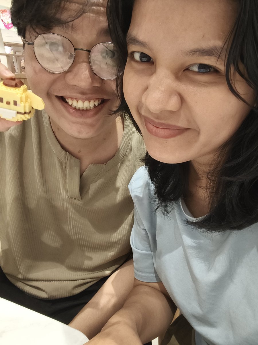 veexorz's tweet photo. merakit purin sambil mam dalam waktu satu jam ☝🏻🙀🙀🙀🙀 #dewa #bricks #arsitek https://t.co/0IiIm4sXVu
