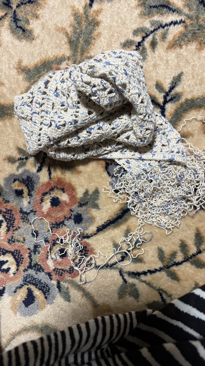 hinagiku666's tweet photo. へへへ、やっと後ろ見頃完成！と思ってたらひと模様（14段分）少なかったことに気づいてしょんぼりしながら製麺したぜ… https://t.co/ConPi4ZKXE
