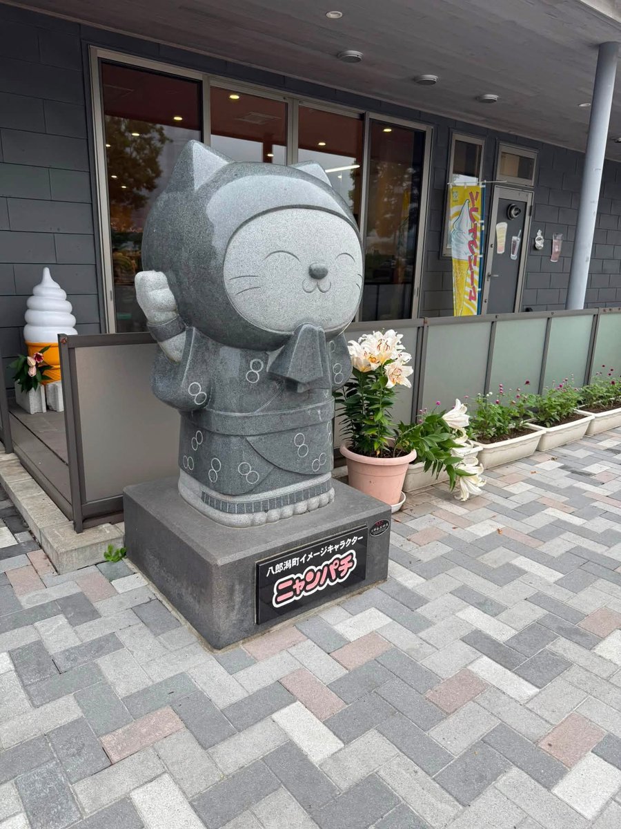 asupara_orc's tweet photo. 一夜市！応援いただいたご来場の皆様関係者、全ての方に心からありがとうございました😎
初の試みステッカー　
演奏後、早速購入のお声がけいただきとても感謝🩷感謝🩷です。
アスパラの音を支えてくださる音響さんともパチリ！
伝統ある顔人踊りも堪能。八郎潟　最高
#アスパラダイスオーケストラ https://t.co/cZhJphRzhX