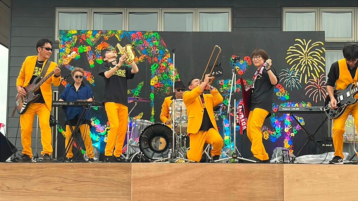 asupara_orc's tweet photo. 一夜市！応援いただいたご来場の皆様関係者、全ての方に心からありがとうございました😎
初の試みステッカー　
演奏後、早速購入のお声がけいただきとても感謝🩷感謝🩷です。
アスパラの音を支えてくださる音響さんともパチリ！
伝統ある顔人踊りも堪能。八郎潟　最高
#アスパラダイスオーケストラ https://t.co/cZhJphRzhX