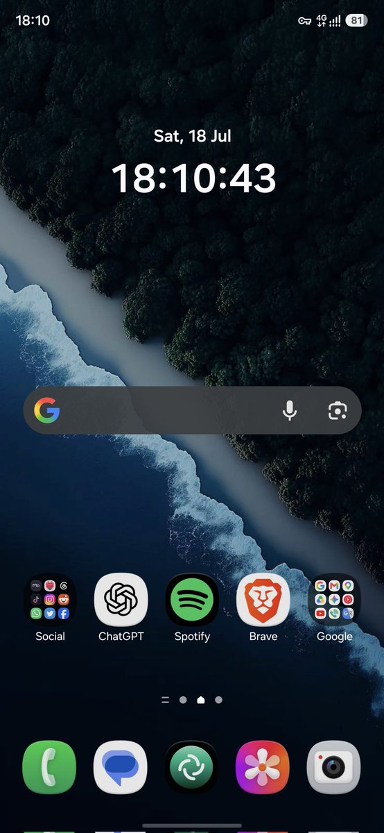 Hirad1986's tweet photo. I don't understand why apps like Spotify and Element X use icons with a dark outer ring. On dark wallpapers it disappears, making the icon look like a tiny floating circle. It looks out of place and hurts UX. https://t.co/cW16xyNA5S