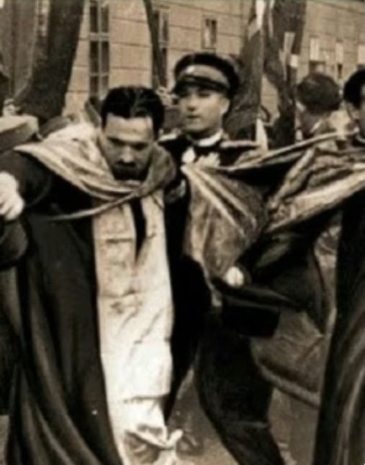 yjAotnrwSS20PI6's tweet photo. На данашњи дан, 1937.године догодила се "Крвава литија", дан када су СПЦ и народ одлучно устаоли против политичке одлуке, Конкордата, жестоко сукобили са полицијом и победили. Владика Николај Велимировоћ био је на челу колоне, народ није могао сам, време јединства против издаје https://t.co/ElhMxMRC8g