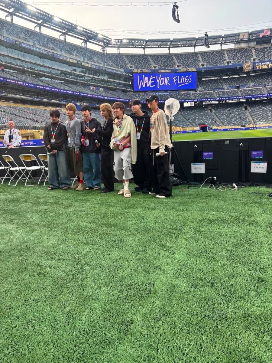 IMGOLDENCARD's tweet photo. jungkook is here😍 https://t.co/LXAbJuq90N