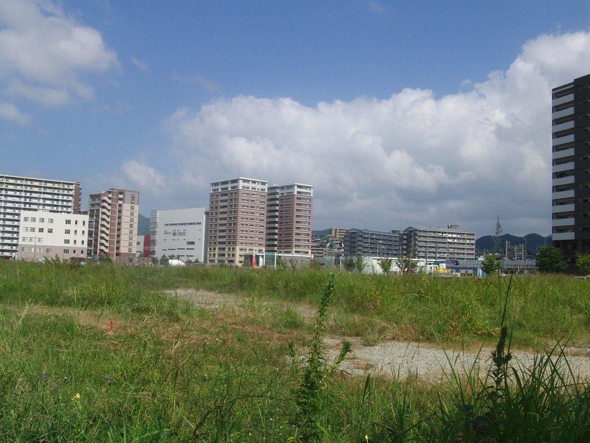 utagoood's tweet photo. 【#今日の駅】
千早(福岡市東区)

JR鹿児島本線と西鉄貝塚線の
乗換駅で、それぞれホームが
独立しています

JR側は、
2003年の七夕の日に開業した
比較的新しい駅です🌠

全て2012年当時の写真で、
駅前は空き地でした

今は開発が済み
駅前広場が整備され、
建物がそびえ立ってます🏙️ https://t.co/o5oAfOs4JM