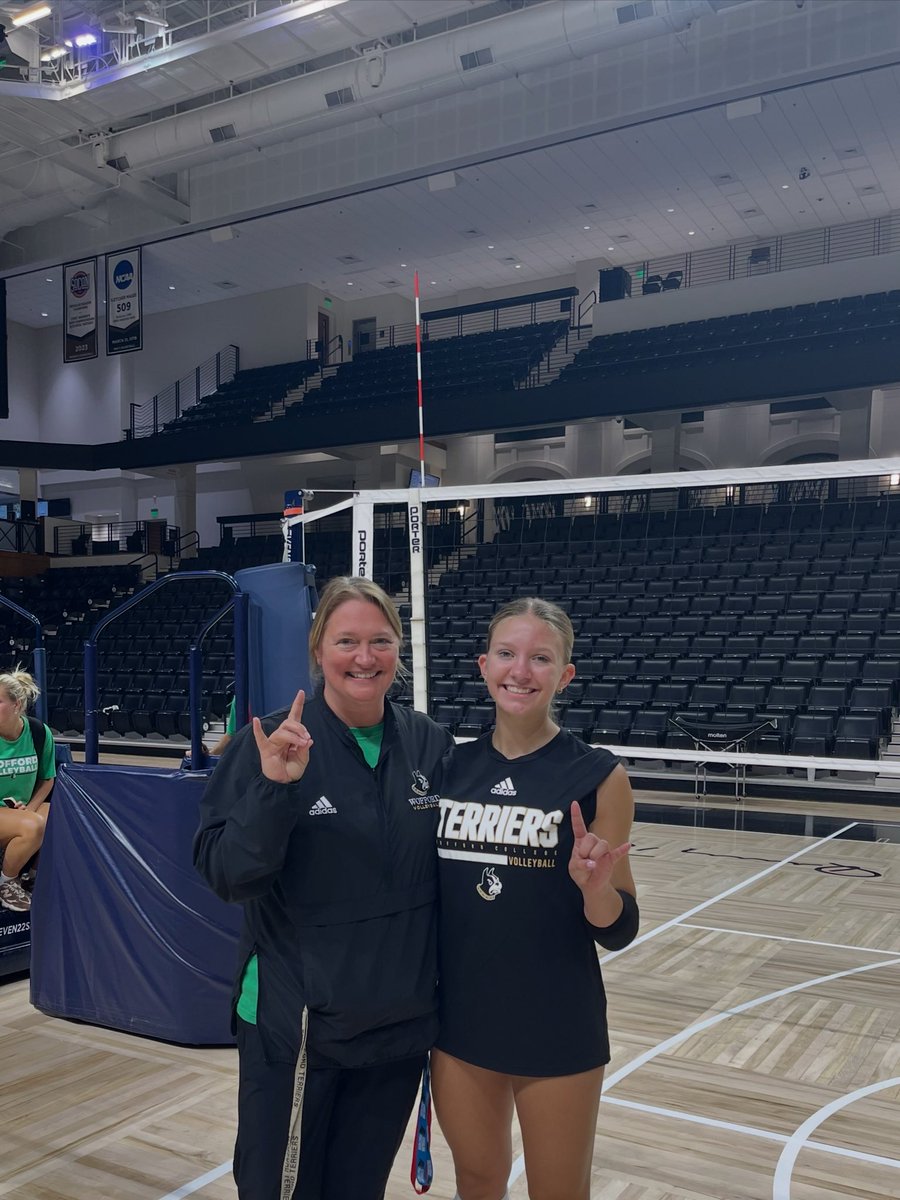 Eekebergvb2029's tweet photo. HUGE thanks to Wofford Volleyball for inviting me to their Elite Prospect Camp! I had the best time getting to see their campus and talking to the girls! Had an absolute blast and already want to go back!!!!! 🖤💛🏐
#goTDogs #volleyball #recruiting
@WoffordVB https://t.co/lSIhmdfHjU