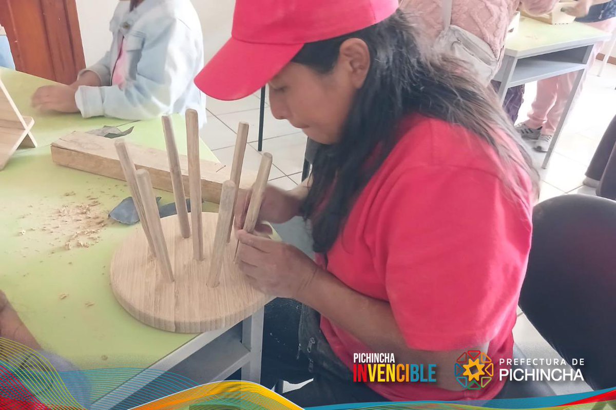 PichinchaGob's tweet photo. ¡Llegamos a #Cayambe con nuestro Segundo Taller de Elaboración de Artesanías en Bambú!🪵

Mujeres de nuestro programa #WarmiPichincha se capacitaron, utilizando este material sostenible como una opción de emprendimiento y autonomía económica.

Más que un taller, fue un encuentro de sororidad, aprendizaje y esperanza. 🙌

#PichinchaInvencible
#PichinchaEsMujer