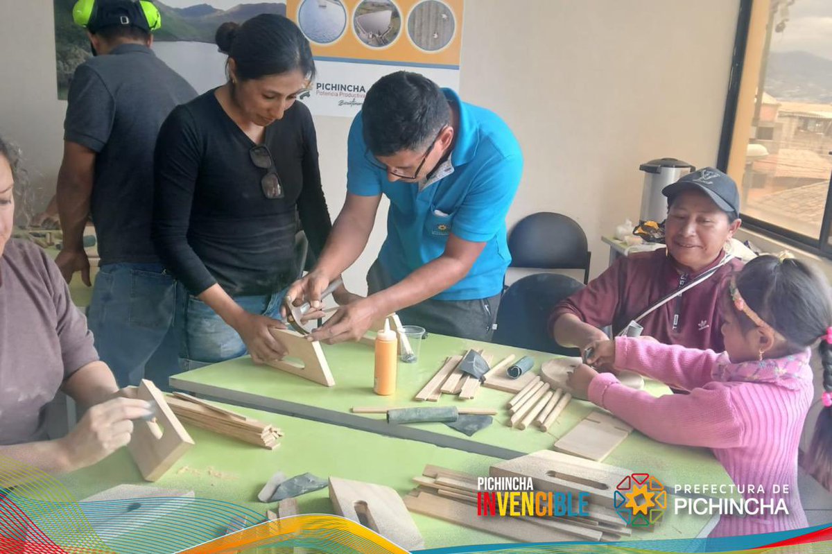 PichinchaGob's tweet photo. ¡Llegamos a #Cayambe con nuestro Segundo Taller de Elaboración de Artesanías en Bambú!🪵

Mujeres de nuestro programa #WarmiPichincha se capacitaron, utilizando este material sostenible como una opción de emprendimiento y autonomía económica.

Más que un taller, fue un encuentro de sororidad, aprendizaje y esperanza. 🙌

#PichinchaInvencible
#PichinchaEsMujer