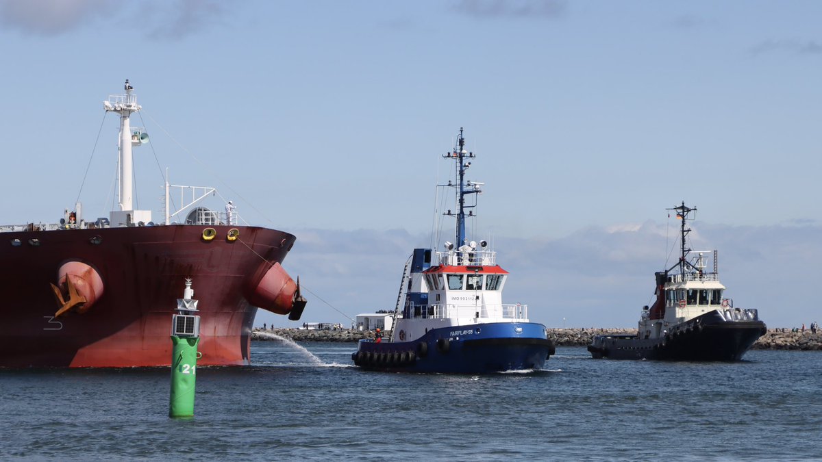 RickyGTS's tweet photo. Nein …. Heute ist noch kein #Tug‘sday ,.. aber irgendwie auch wieder doch 📸 Volle #Schlepper Power im Warnowkanal von #Warnemünde 📸 FAIRPLAY 📸 VB https://t.co/ne3hdAbKd1