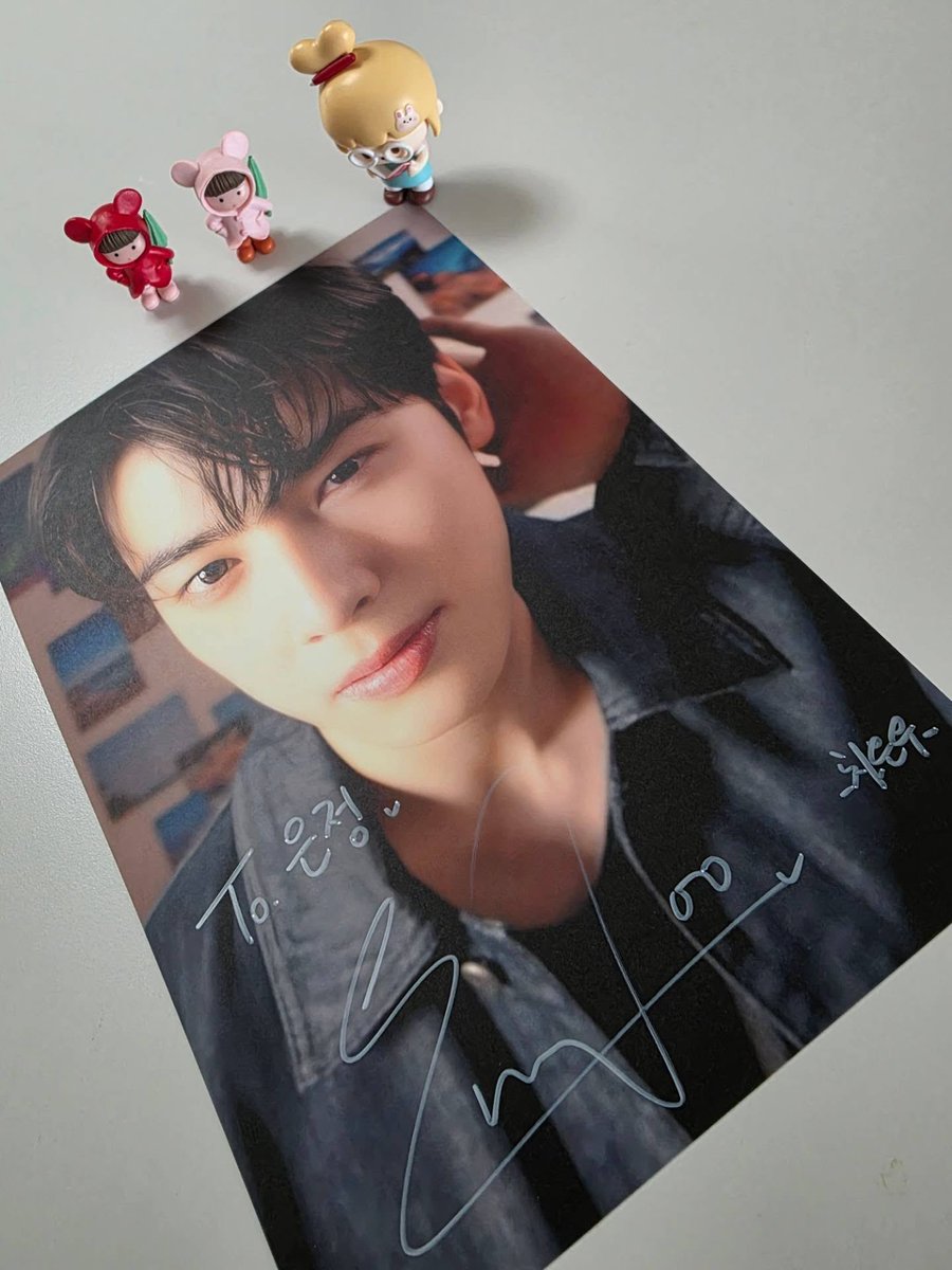 CEWNation's tweet photo. CHA EUNWOO signing autographs for fans while in the military. 

First OP:  “It was worth printing the photo and sending it. So pretty 🩷
eunwo.o_c Thank you ☺️"

Second OP: "You said it was a gift to celebrate your military discharge. 😍 Thank you, son~
eunwo.o_c Only 6 months to go it'll fly by. Stay strong! (Fighting!) (ง•̀ө•́)ง✧🤗”

#CHAEUNWOO #차은우