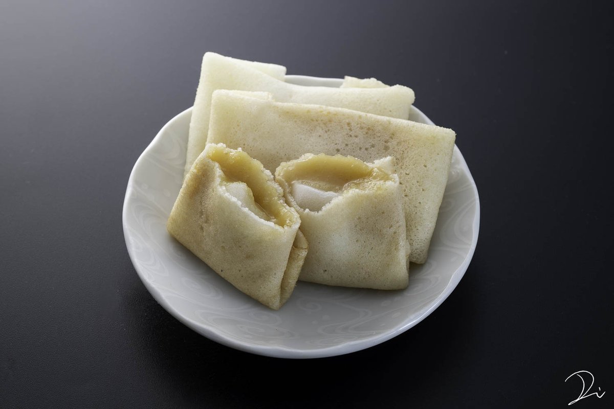 usalica's tweet photo. 一年に1日だけしか買えない幻の和菓子を知っていますか？

京都・東山の和菓子店「柏屋光貞」が、毎年7月16日の祇園祭（宵山）の日にだけ限定で販売する「行者餅」

このお菓子は1806年に疫病が流行した際、当時の店主が修行中に授かった霊夢をもとに作られました。
後祭の「役行者山」に供えられ、これを口にした人々が疫病を免れたことから、無病息災を願う伝統の味として今に伝えられている強力な厄除けの歴史を持つ特別な霊菓です。
味わいも独特で、小麦粉で作られた薄皮の中にもっちりとした薄いお餅と、山椒の風味が効いた白味噌が包まれているのが特徴です。

山椒の香りがかなり強く、山椒が苦手な方にはおすすめできません。逆に、山椒が大好きだという方はぜひ食べてみてほしいです。

ちなみに、販売日の7月16日は始発で並びに来る人もいたりして、販売開始の8時頃にはずらっと100人以上の長蛇の列となります。