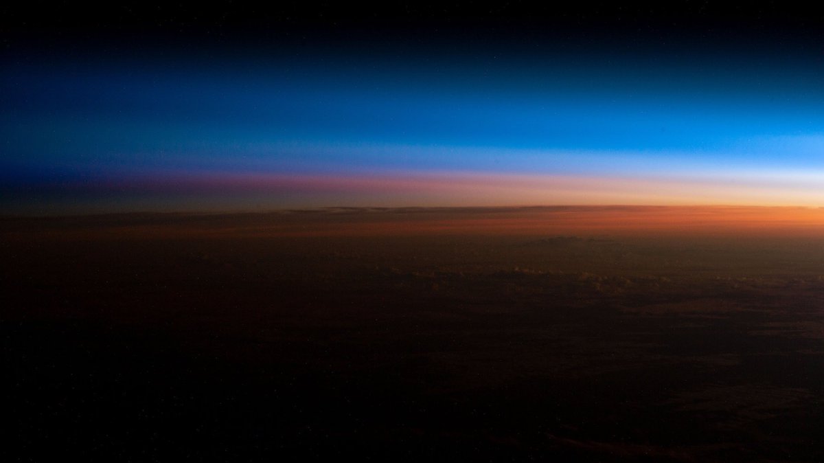 astropics's tweet photo. Sunset from space. https://t.co/GqJ8XH6sx7