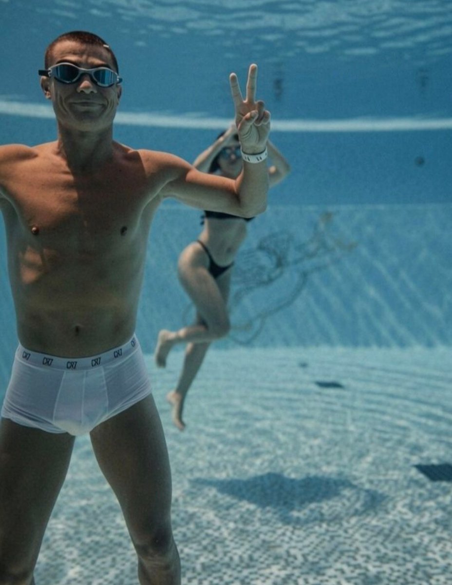 PrinceC86's tweet photo. 🚨 Cristiano Ronaldo and Georgina enjoying a relaxing day in the pool. 🏊 https://t.co/ct3ZpzuyBj