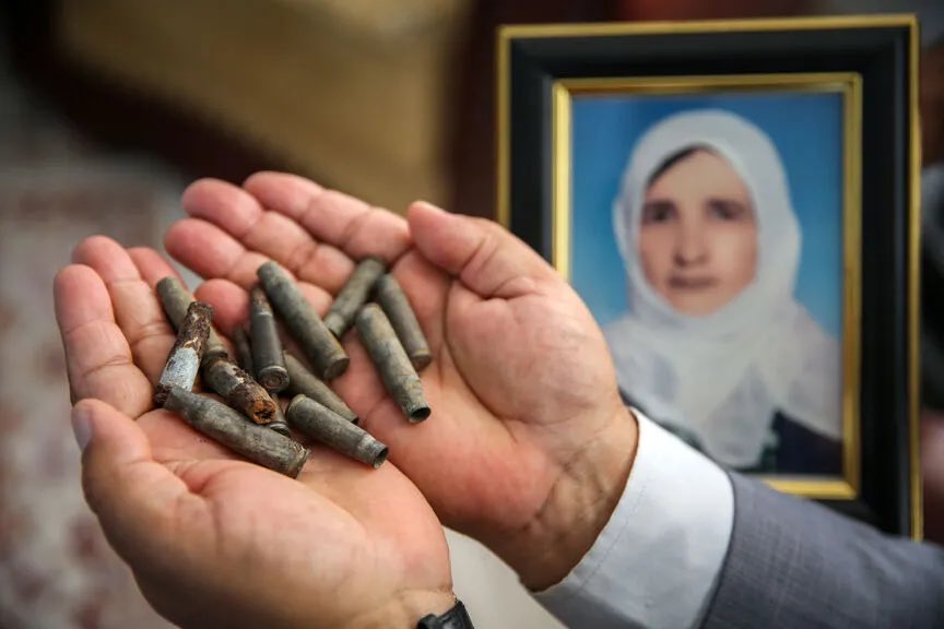 batuhancolak33's tweet photo. Sündüz Yaylası Katliamı’nı hatırlayanınız var mı? Bugün yıl dönümü…

19 Temmuz 1993’te PKK’lı teröristler, Van’ın Bahçesaray ilçesine bağlı Sündüz Yaylası’nda hayvancılıkla uğraşan sivillere saldırdı.

Sabah saatlerinde düzenlenen baskında, yaylada bulunan çadırlar uzun namlulu silahlarla tarandı. Saldırıda kadın ve çocukların da aralarında bulunduğu 24 sivil yaşamını yitirdi, çok sayıda kişi yaralandı.

Saldırının ardından çadırlar ateşe verildi, yayladaki çok sayıda hayvan telef edildi. Olay yerine ulaşan güvenlik güçleri ve sağlık ekipleri, yaylada ağır bir katliam tablosuyla karşılaştı.

Sündüz Yaylası Katliamı, PKK’nın sivilleri hedef aldığı en kanlı saldırılardan biri olarak Türkiye’nin yakın tarihine geçti.

Herkes tek bir çadırda toplanmıştı!

- Sağ kurtulanların anlatımına göre PKK’lı teröristler önce yayladaki aileleri tek tek toplayarak aynı çadırın önüne götürdü. Bulundukları yer telsizle teyit edildikten sonra sivillerin üzerine ateş açıldı. 

- Anneler çocuklarını kurşunlardan korumaya çalıştı. Katliam yerine sabah ulaşan yakınlar, birçok annenin çocuklarını kucaklamış hâlde öldürüldüğünü anlattı. 

- Eşini ve iki çocuğunu kaybeden Ferman Ağaç, eşinin 7 aylık bebeği ve 7 yaşındaki çocuğunu kollarına almış şekilde hayatını kaybettiğini söyledi. 

- Hicret Güzel, saldırıdan iki çocuğuyla sağ kurtuldu. O gece teröristlerin önce odunların bulunduğu çadırı ateşe verdiğini, ardından topladıkları sivillerin üzerine ateş açtıklarını anlattı. Sabah olduğunda çadırın önünde vurulmuş küçük bir çocuğun cansız bedeniyle karşılaştığını, çocuklarını alıp kilometrelerce yürüyerek yardım aradığını söyledi. 

- Katliamda annesini ve akrabalarını kaybeden Sabahattin Samsa, olay yerinden topladığı mermi kovanlarını muhafaza etmeye devam ediyor.