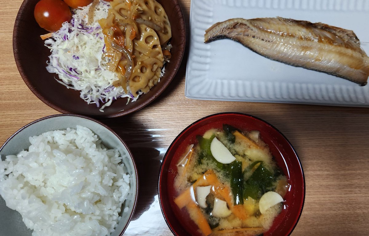 __f_laylax_7__'s tweet photo. ①まぐろハンバーグ　焼くだけ　照り焼き
②麻婆豆腐
③鶏もも照り焼き
④ホッケ　レンチンするだけ https://t.co/fMSLnqjTD6