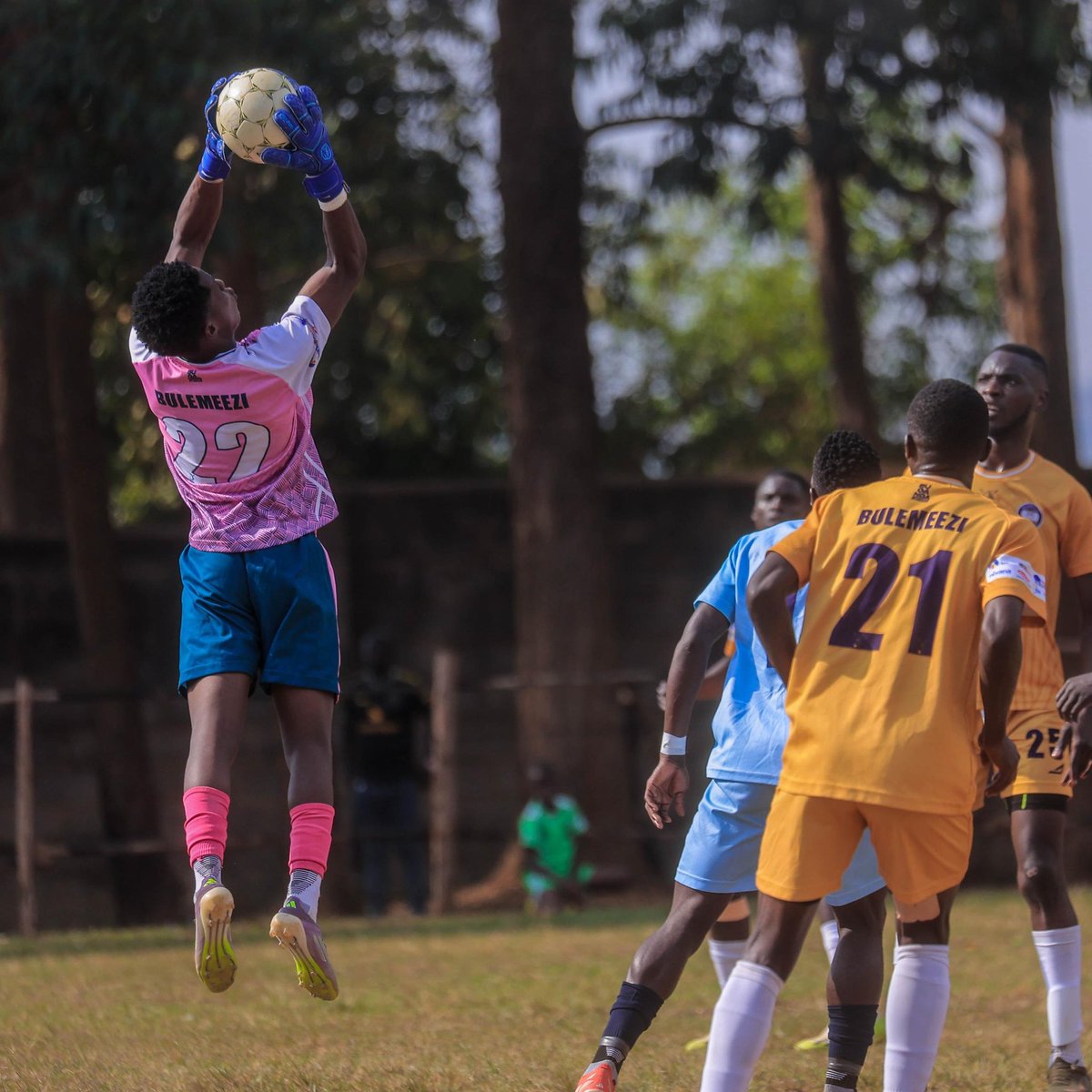 ka49829's tweet photo. 🚨 AIRTEL MASAZA CUP TOURNAMENT 2026

FULL-TIME | MATCHDAY 5

9 Games
3 Wins
6 Draws
11 Goals

Buddu 2-1 Busujju
Gomba 1-1 Kyaggwe
Ssingo 1-0 Bugerere
Busiro 0-1 Bulemeezi
Kabula 1-1 Mawogola
Mawokota 0-0 Ssese
Butambala 0-0 Kooki
Buluuli 1-1 Buweekula
Buvuma 0-0 Kyaddondo https://t.co/pdNrSRbGIo